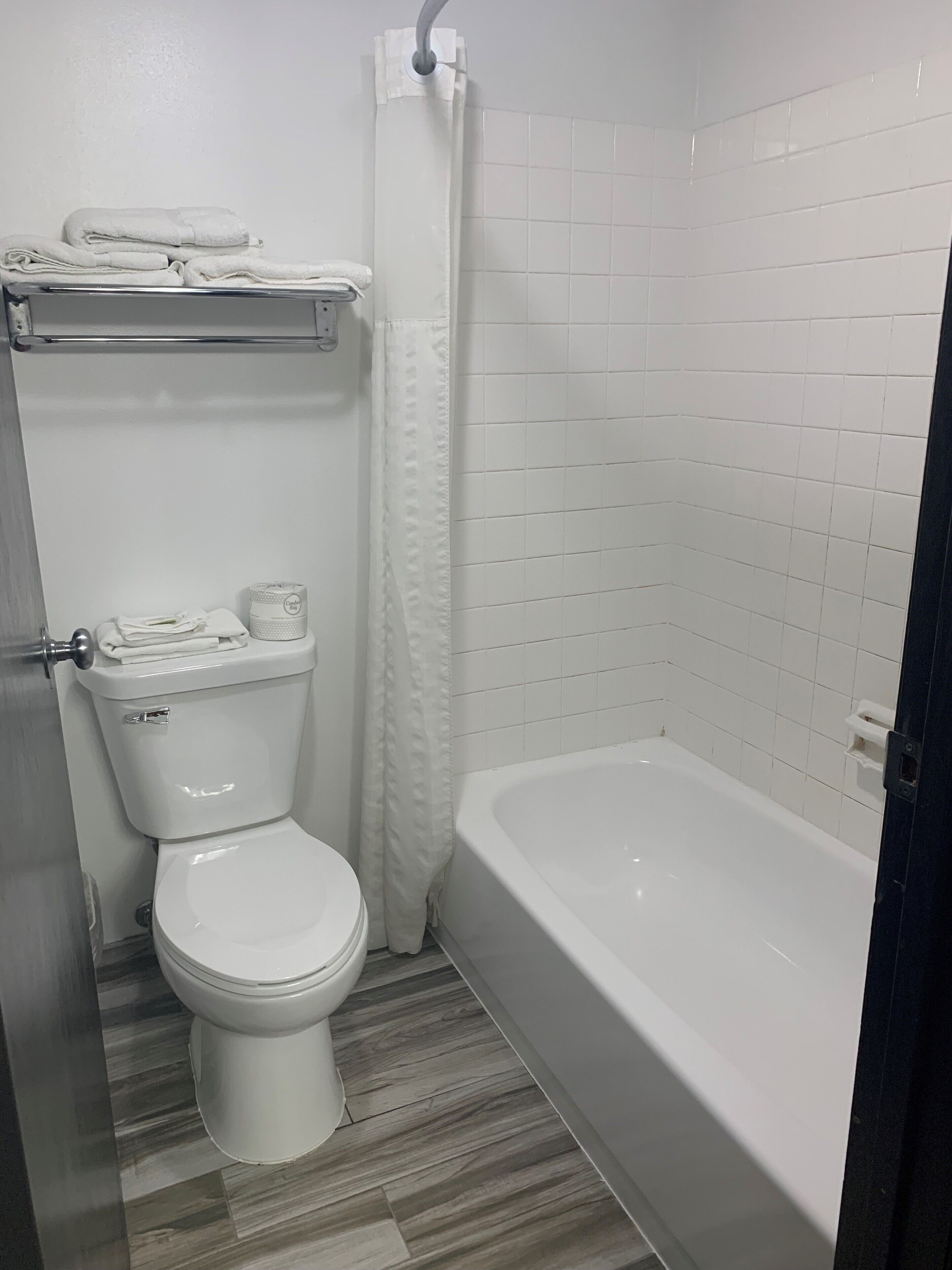 Bañera con ducha, artículos de tocador gratuitos, secador de pelo