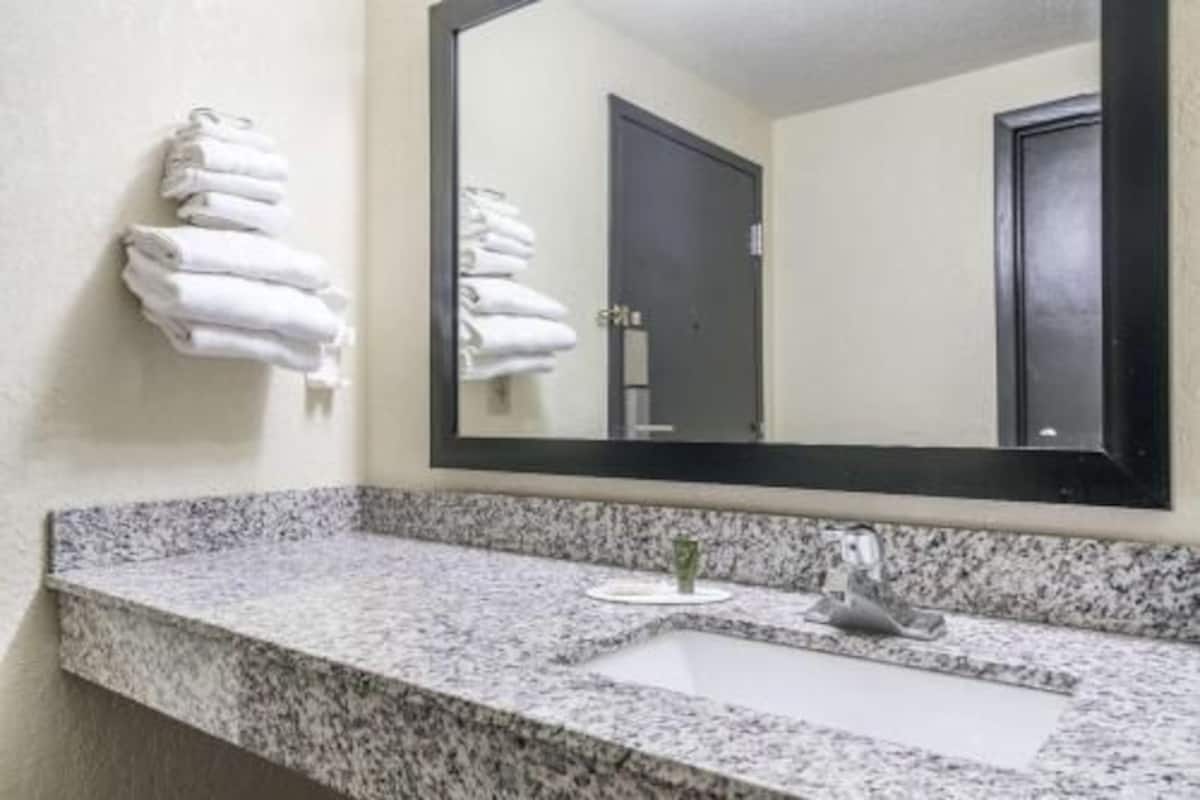 Salle de bain | Ensemble baignoire-douche, articles de toilette (gratuits)