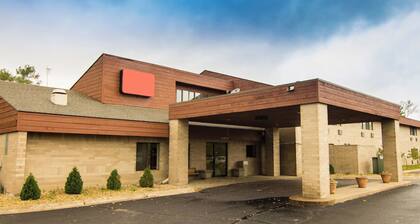 Coratel Inn & Suites By Jasper River Falls