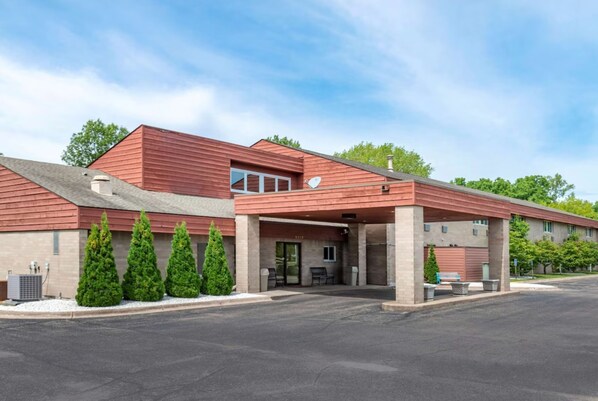 Front of property - Coratel Inn & Suites By Jasper River Falls (River Falls)