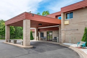 Exterior - Coratel Inn & Suites By Jasper River Falls (River Falls)