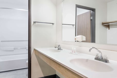 Combined shower/tub, free toiletries, hair dryer, towels