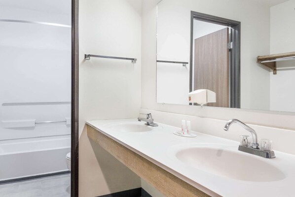 Ensemble douche/baignoire, articles de toilette gratuits, sèche-cheveux