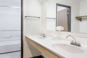 Duschwanne, kostenlose Toilettenartikel, Haartrockner, Handtücher