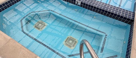 من حمّامات السباحة المغطاة