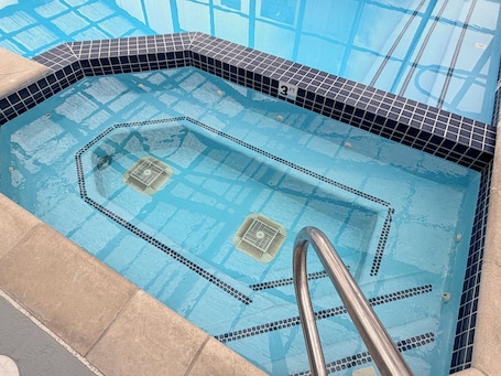 Innenpool. Super 8 by Wyndham Logan
