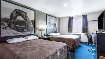 Habitación estándar, 2 camas de matrimonio | Escritorio, cunas gratuitas, wifi gratis y ropa de cama