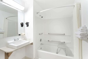 Chambre, accessible aux personnes à mobilité réduite | Salle de bain | Ensemble douche/baignoire, articles de toilette gratuits, sèche-cheveux