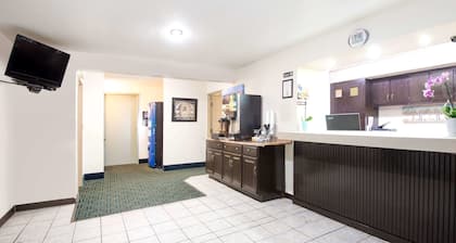 Super 8 by Wyndham Pittsburgh PA Airport/University Area