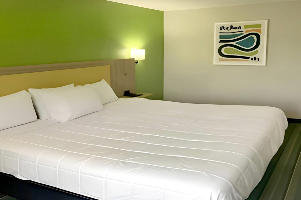 Standard Room, 1 King Bed, Non Smoking | Desk, iron/ironing board (on request), free cots/infant beds, free WiFi