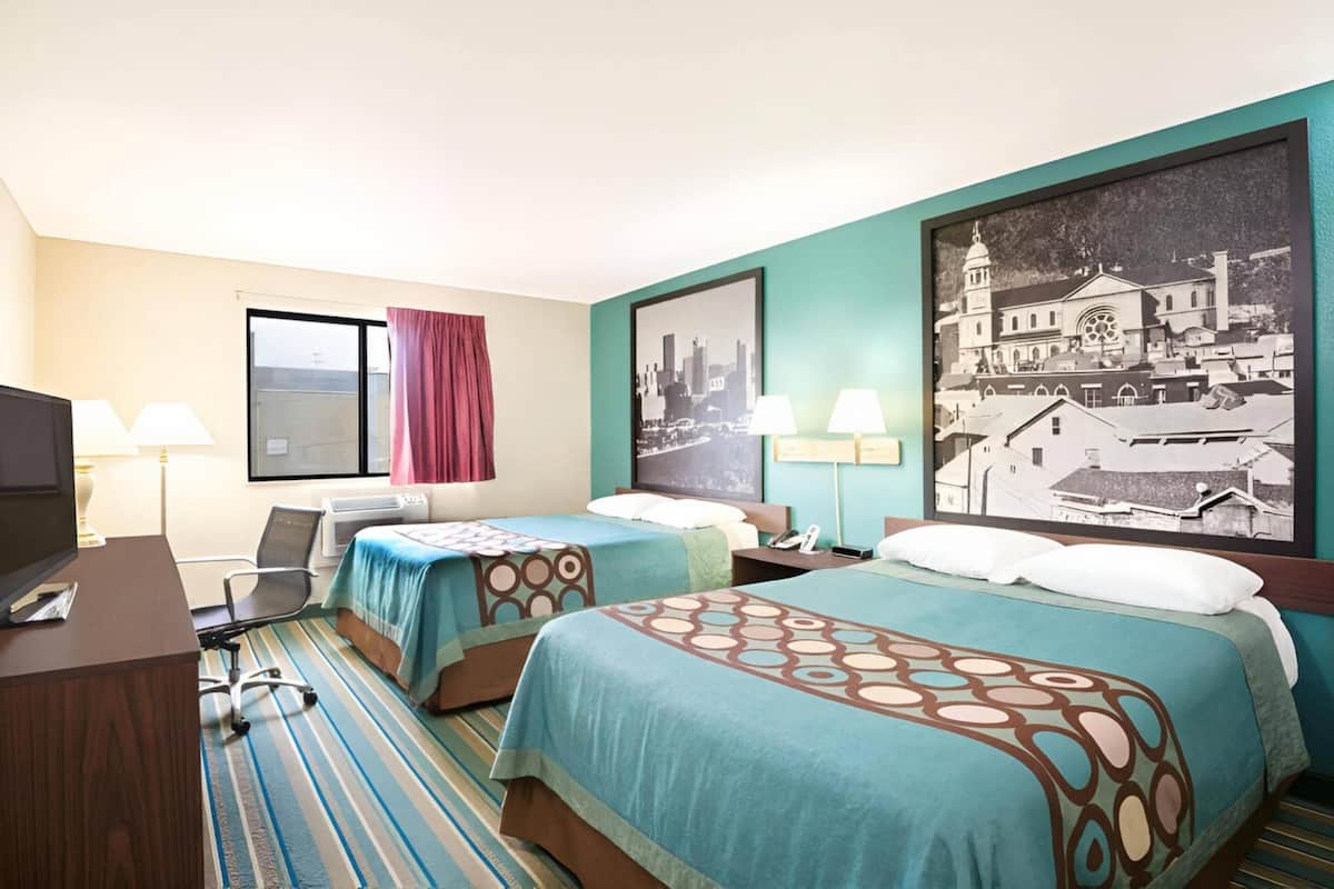 Habitación estándar, 2 camas matrimoniales, para no fumadores | Escritorio, tabla de planchar con plancha y cunas gratuitas