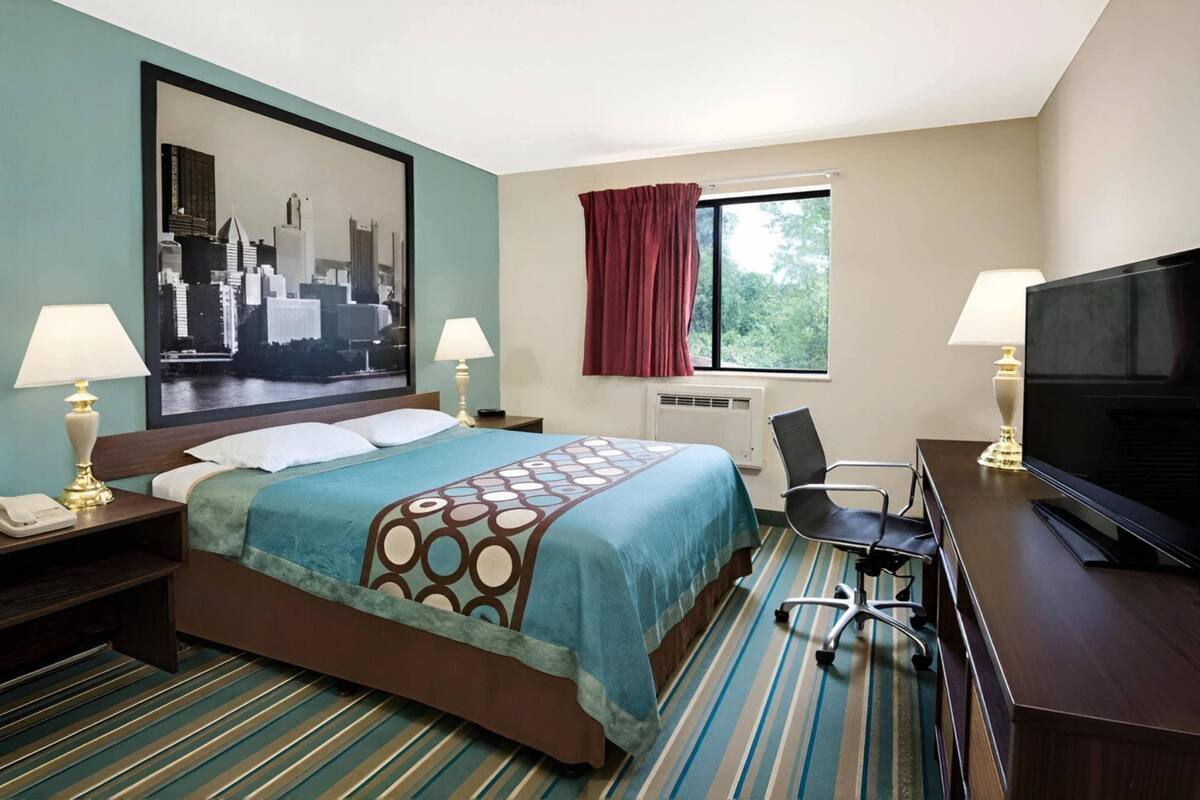 Standard Room, 1 King Bed, Non Smoking | Desk, iron/ironing board (on request), free cots/infant beds, free WiFi