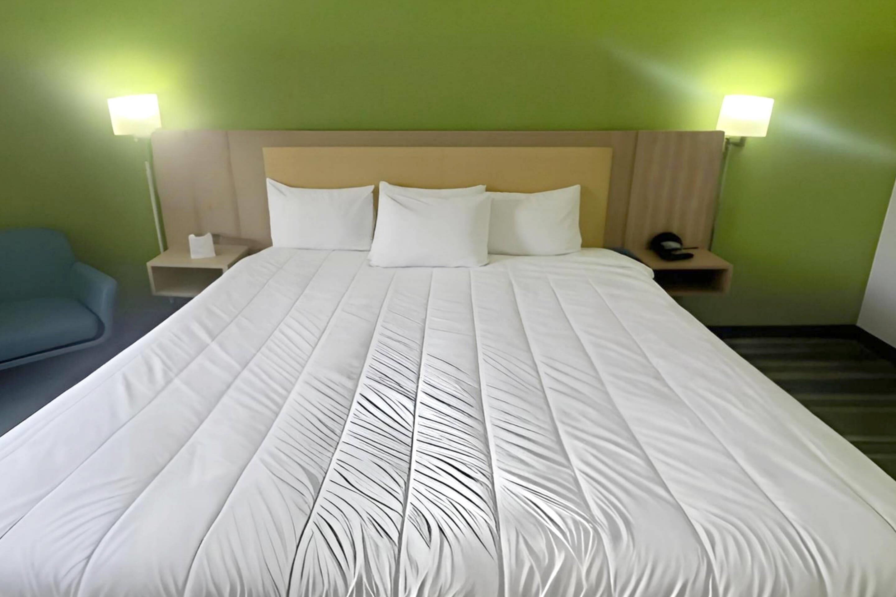 Standaard kamer, 1 kingsize bed, niet-roken | Een bureau, een strijkplank/strijkijzer, gratis babybedden, gratis wifi