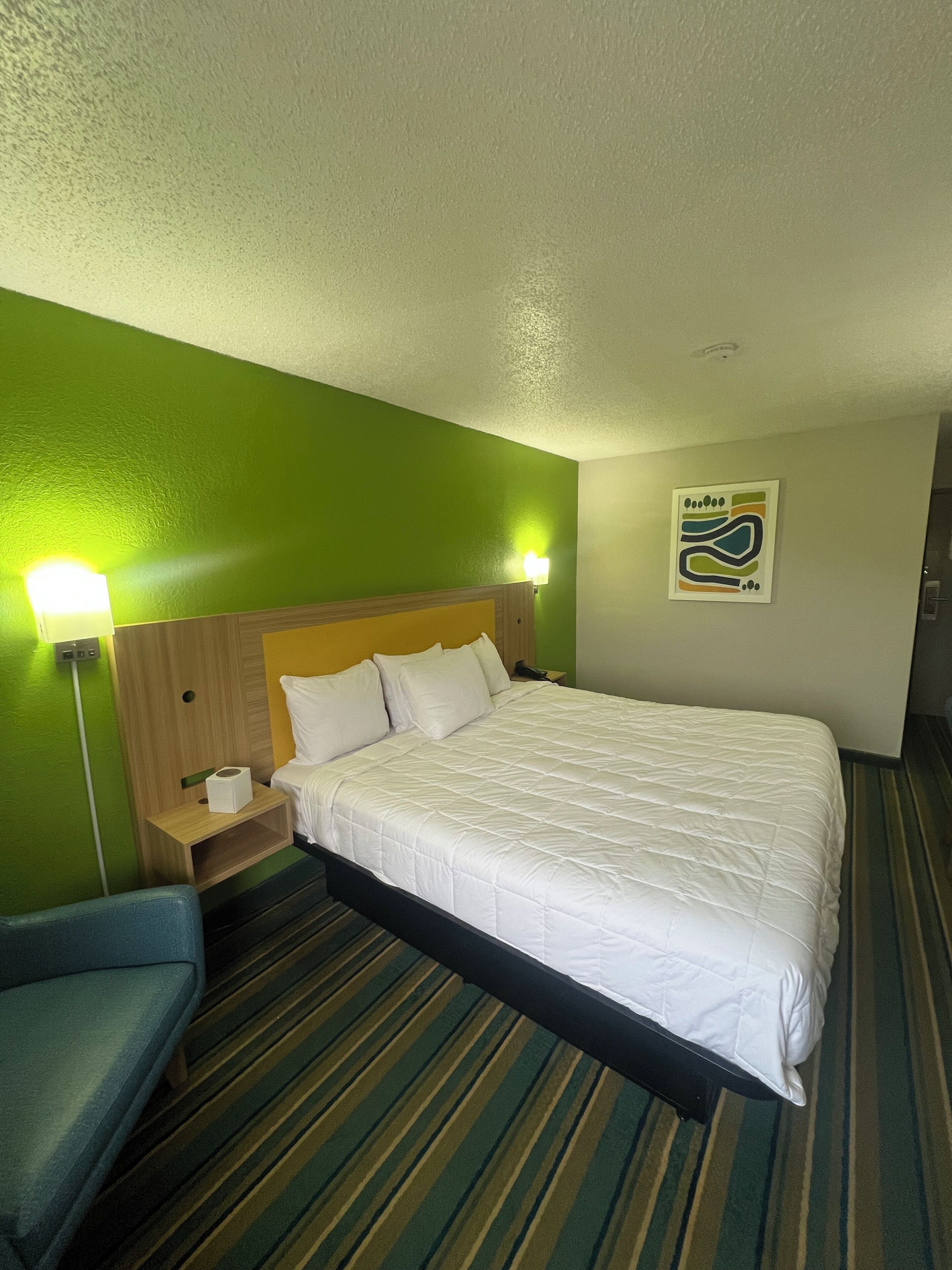 Standard Room, 1 Queen Bed, Non Smoking | Bathroom | Free toiletries, hair dryer, towels, soap