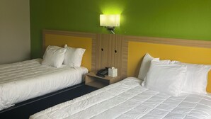 Quarto standard, 2 camas de casal, para não fumantes | Escrivaninha, ferros/tábuas de passar roupa, berços grátis