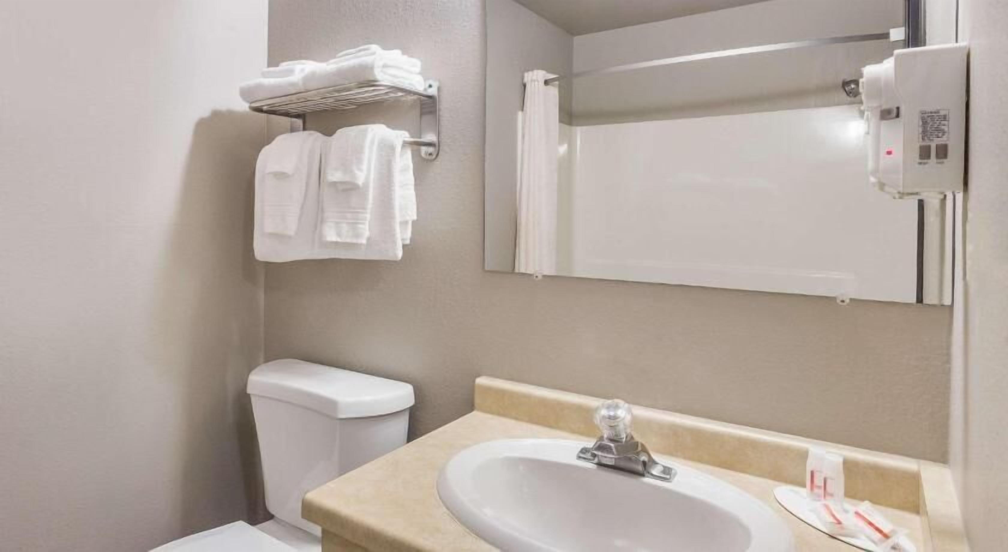 Combined shower/tub, free toiletries, hair dryer, towels