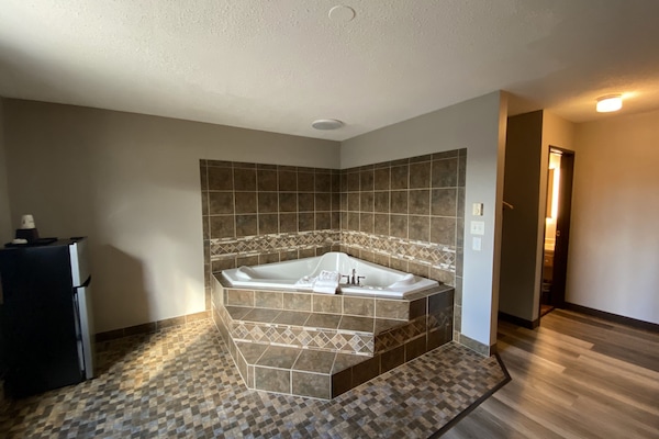 Skrivbord, strykjärn/strykbräda, gratis barnsängar och extrasängar