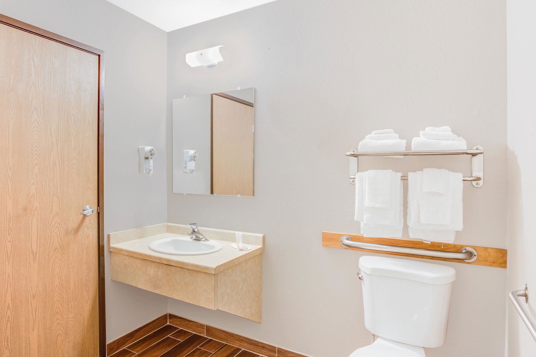 Bathroom | Combined shower/tub, free toiletries, hair dryer, towels