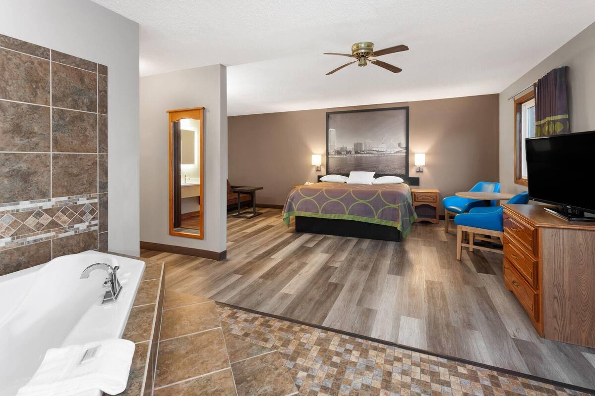 Suite, 1 cama de matrimonio grande, no fumadores, bañera de hidromasaje | Escritorio, tabla de planchar con plancha, cunas gratuitas