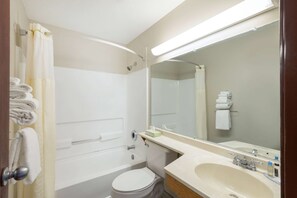 Combined shower/tub, hair dryer, towels