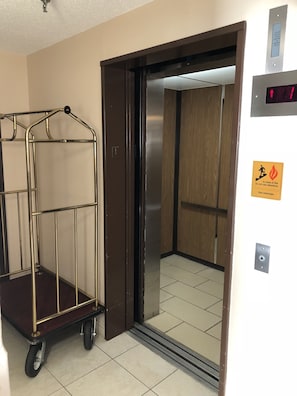 Lift - Days Inn by Wyndham Somerset PA I-70 I-76 (Somerset)