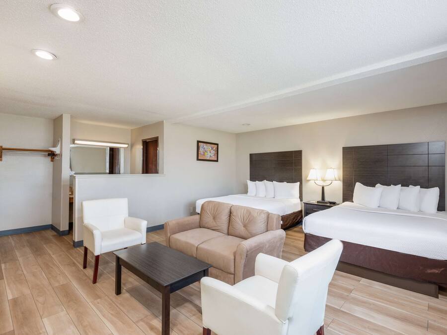 Suite, 2 queensize-senger, ikke-røyk | Skrivebord, strykejern/-brett og barnesenger (inkludert)