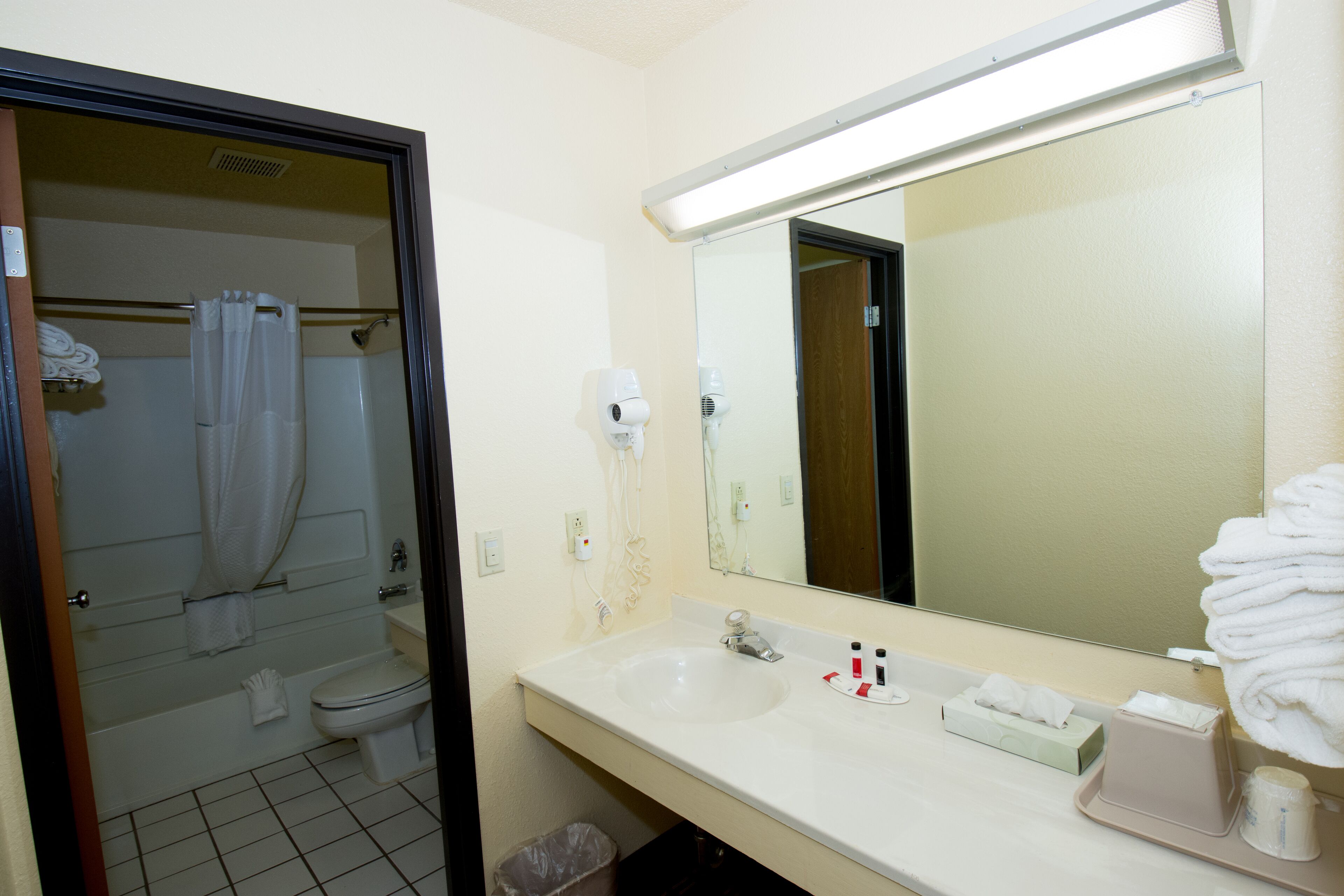 Suite, 1 cama de matrimonio grande, no fumadores | Baño | Secador de pelo y toallas