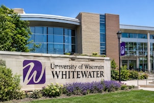 Un edificio con un letrero que indica la Universidad de Wisconsin Whitewater.