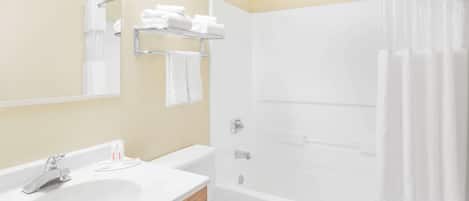 Ensemble douche/baignoire, sèche-cheveux, serviettes fournies