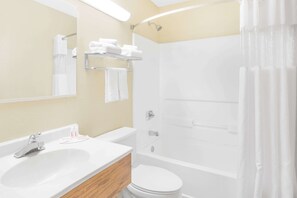 Combined shower/bathtub, hair dryer, towels