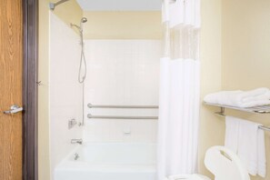 Combined shower/tub, hair dryer, towels