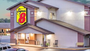 Een Super 8 hotel met een opvallend bord, een bakstenen gevel en een plat dak.
