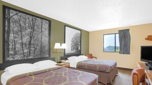 Een hotelkamer met twee bedden, een televisie, een bureau en een groot raam.