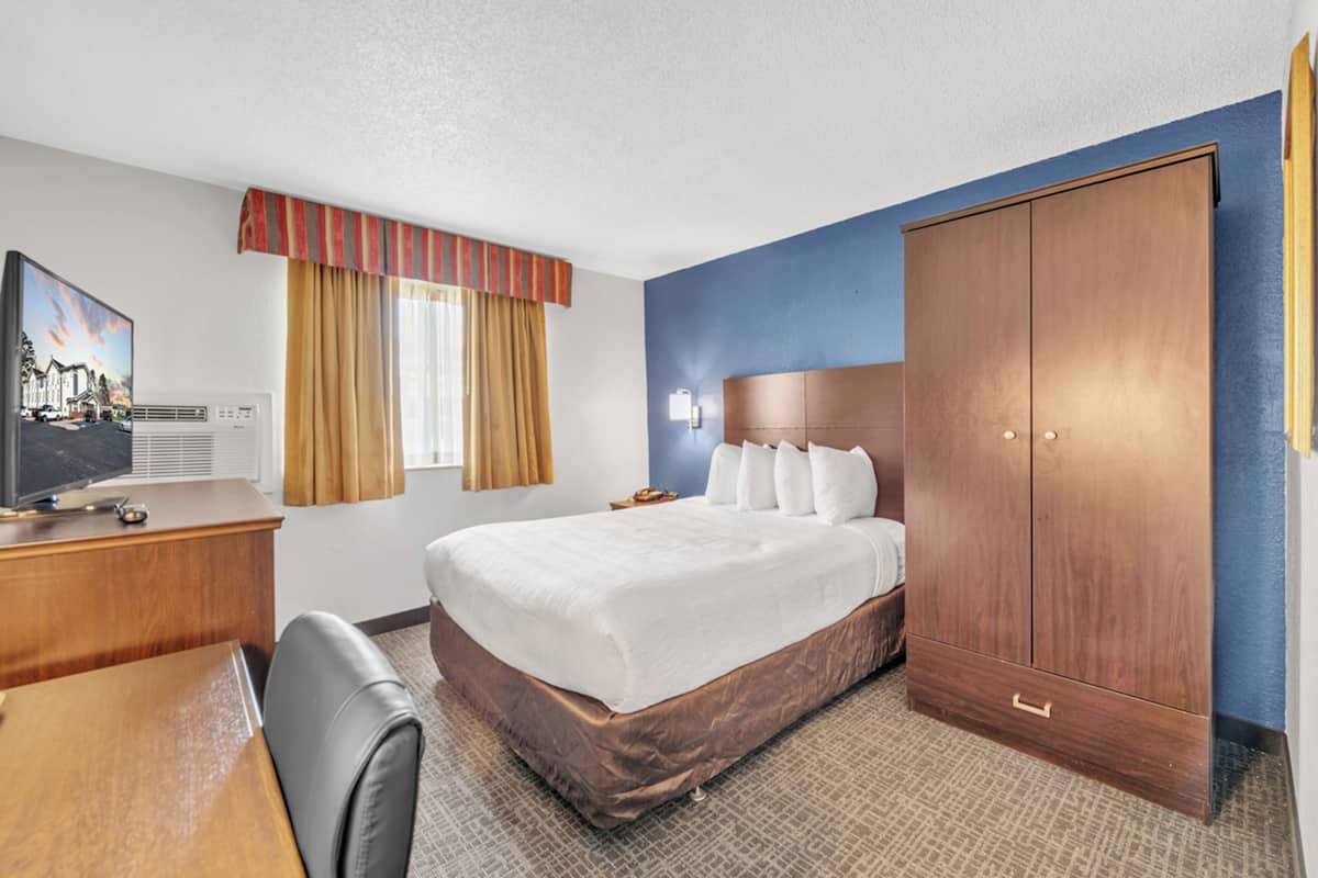 Desk, laptop workspace, iron/ironing board, free WiFi