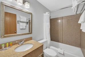 Amenidades de baño gratuitas, secadora de cabello, toallas