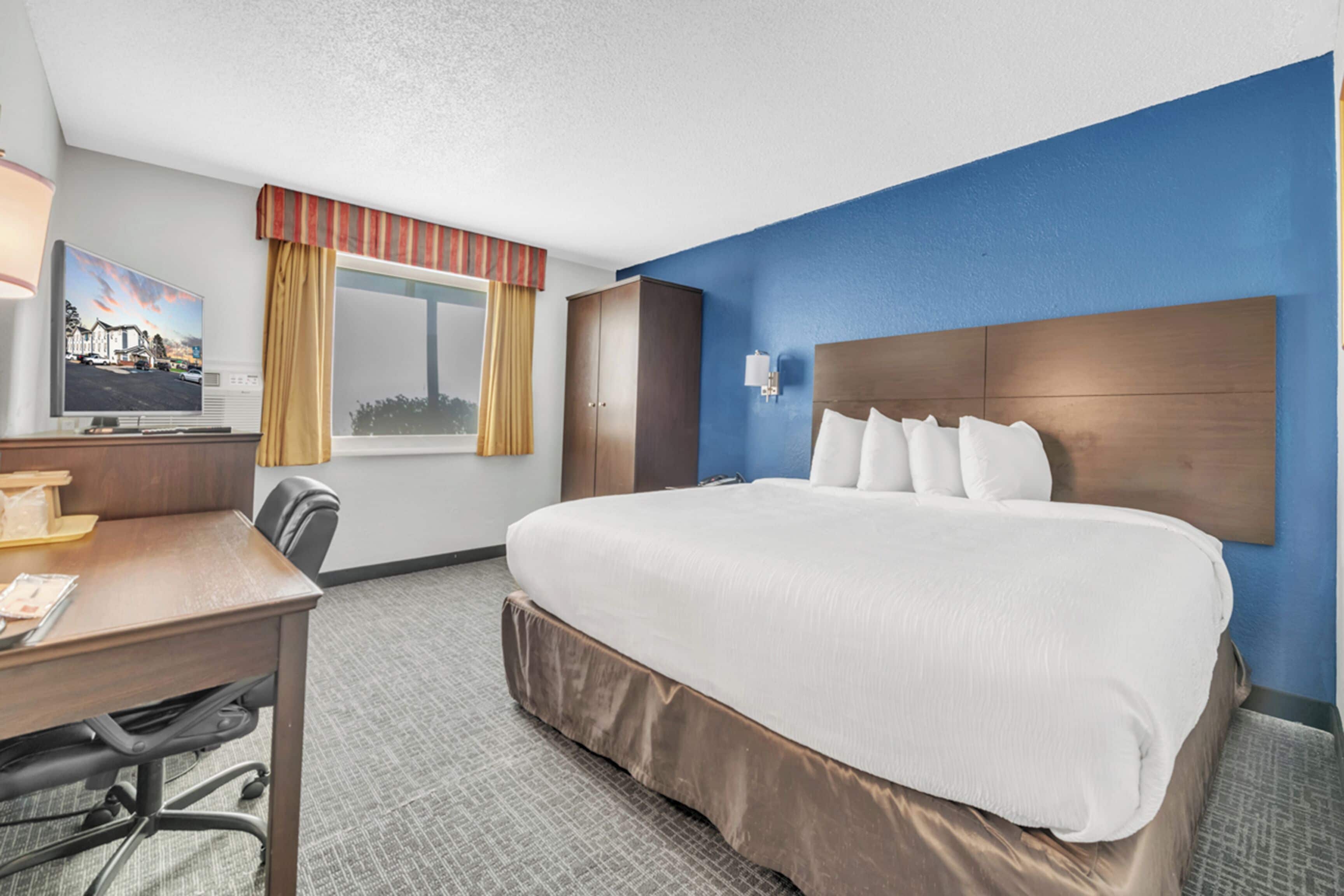 Desk, laptop workspace, iron/ironing board, free WiFi