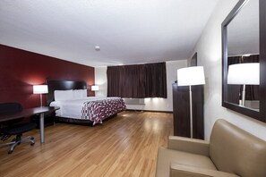 Habitación superior, 1 cama de matrimonio grande, accesible para personas con discapacidad | Escritorio, espacio para trabajar con un portátil, cortinas opacas