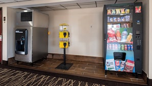 Un distributeur automatique et un appareil à glaçons dans le hall d’un hôtel.