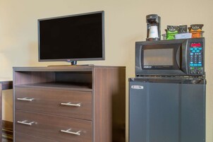 Desk, free cribs/infant beds, free WiFi, bed sheets