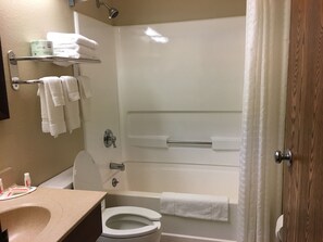 Habitación doble, 2 camas matrimoniales | Baño | Secadora de cabello y toallas 