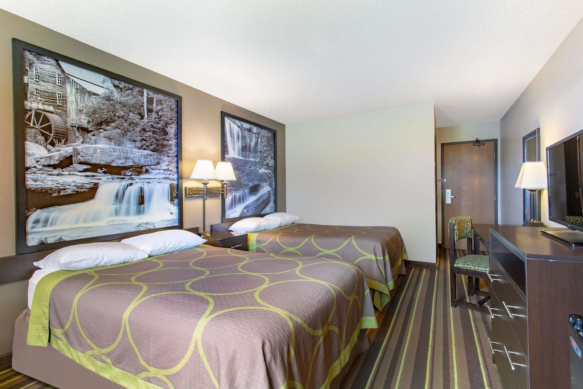 Chambre double, 2 lits doubles | Bureau, lit de bébé (gratuit), accès au Wi-Fi (inclus), literie fournie