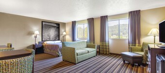Super 8 by Wyndham Weston WV