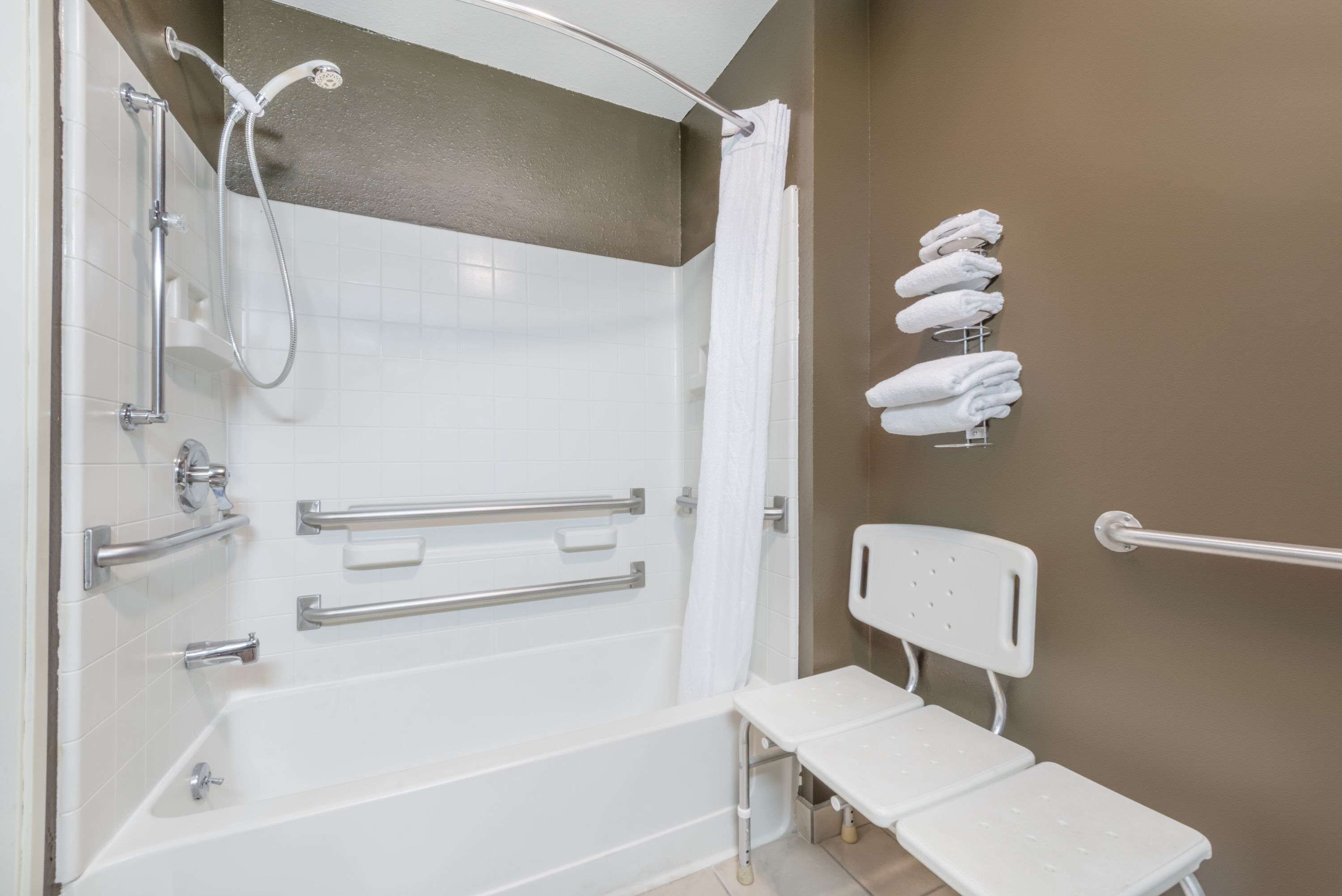 Room, 1 King Bed, Accessible, Non Smoking (Mobility Accessible) | Bathroom