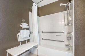 Chambre, 2 lits doubles, accessible aux personnes à mobilité réduite (Mobility Accessible) | Salle de bain | Baignoire et douche séparées, séchoir à cheveux, serviettes fournies