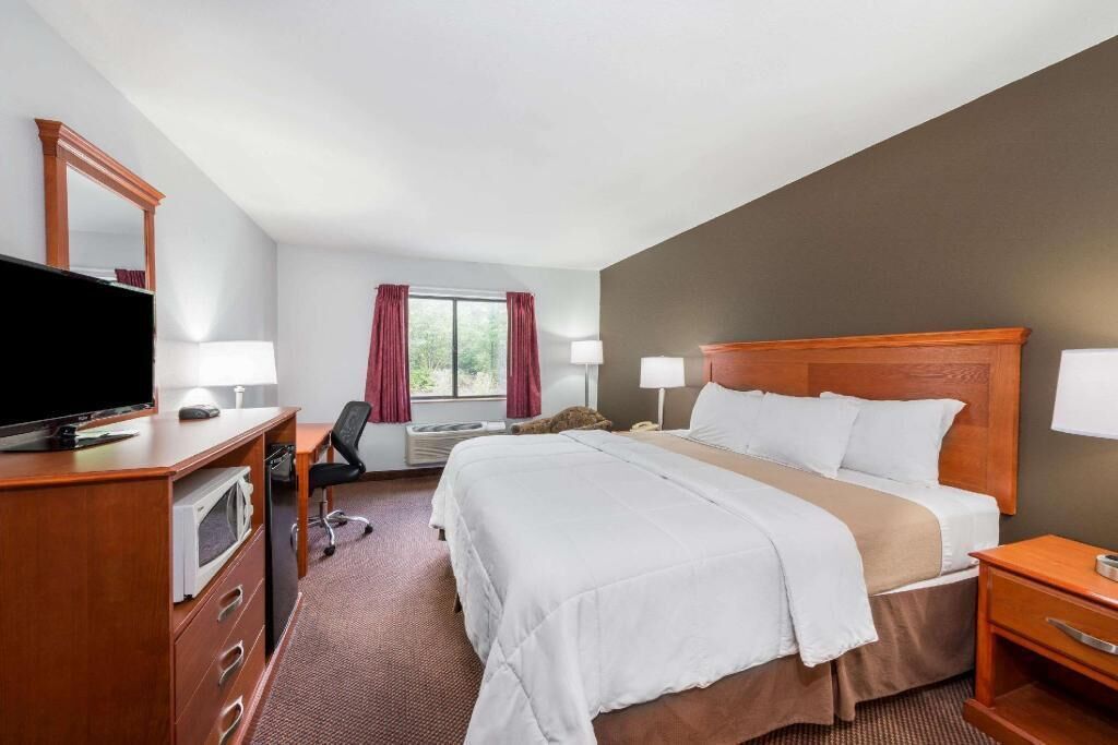 Desk, iron/ironing board, free WiFi, bed sheets
