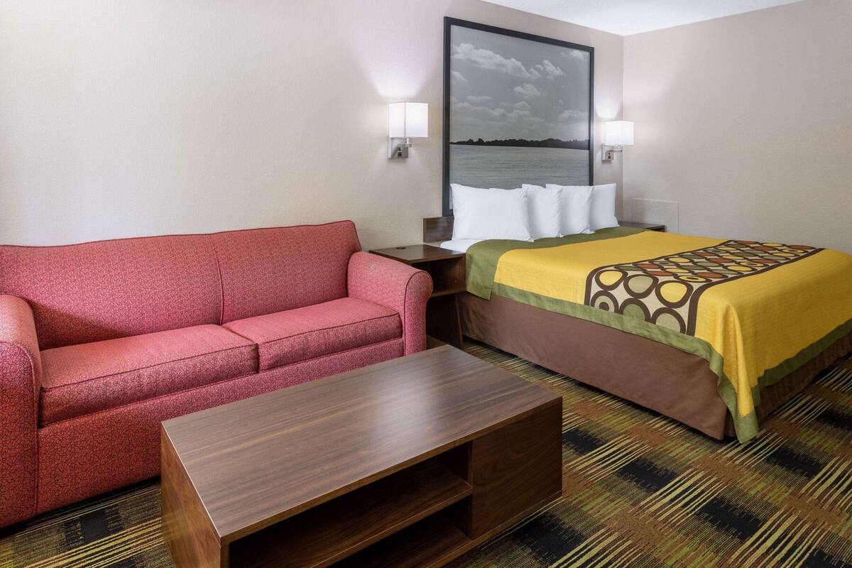 Room, 1 Katil Raja (King) dengan Katil Sofa, Non Smoking | Meja, kalis bunyi, seterika/papan seterika, katil lipat simpan/tambahan 