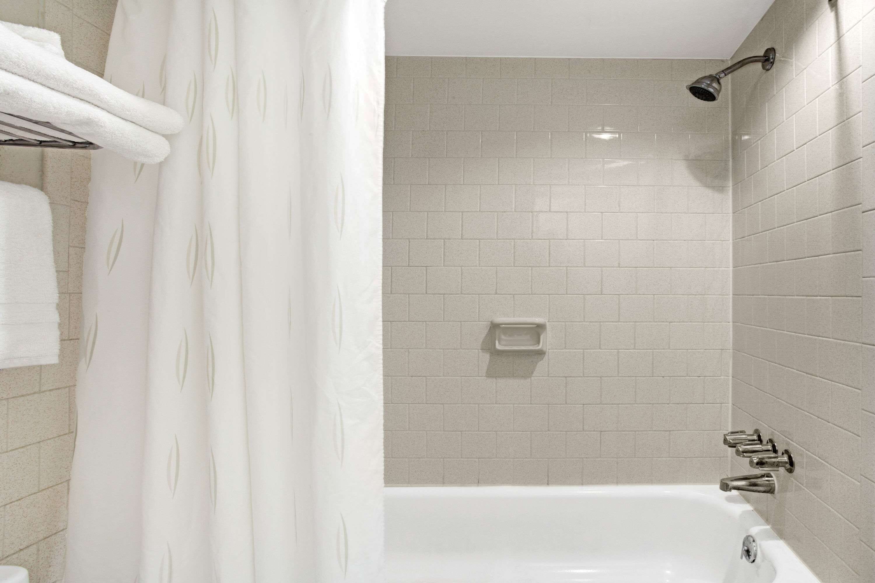 Ensemble douche/baignoire, sèche-cheveux, serviettes fournies