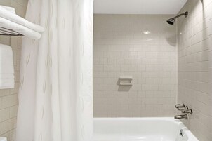 Bañera con ducha, secador de pelo, toallas