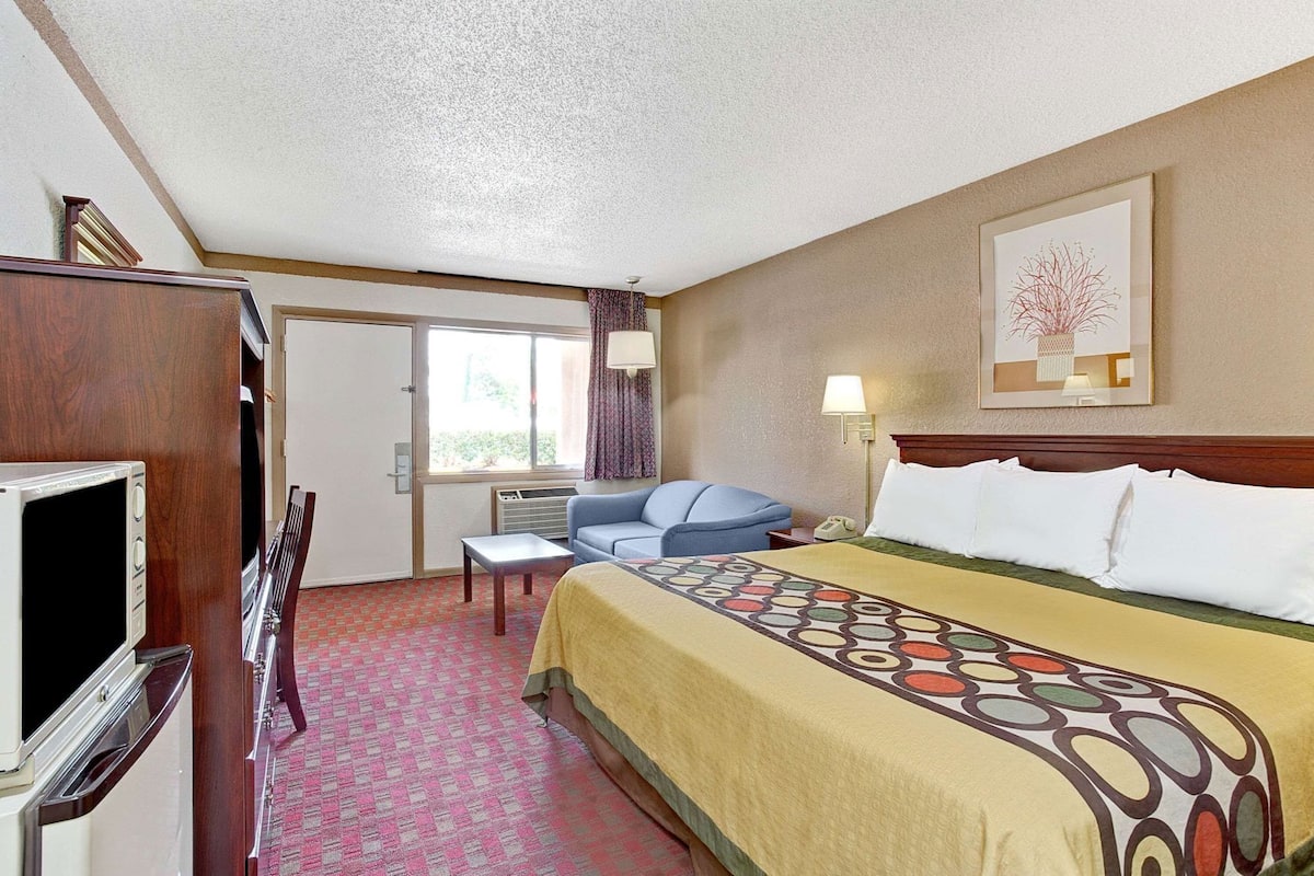 Bureau, chambres insonorisées, fer et planche à repasser