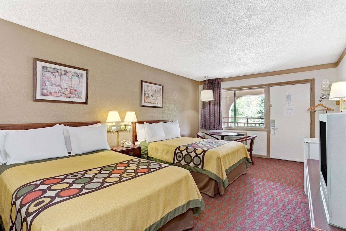 Bureau, chambres insonorisées, fer et planche à repasser